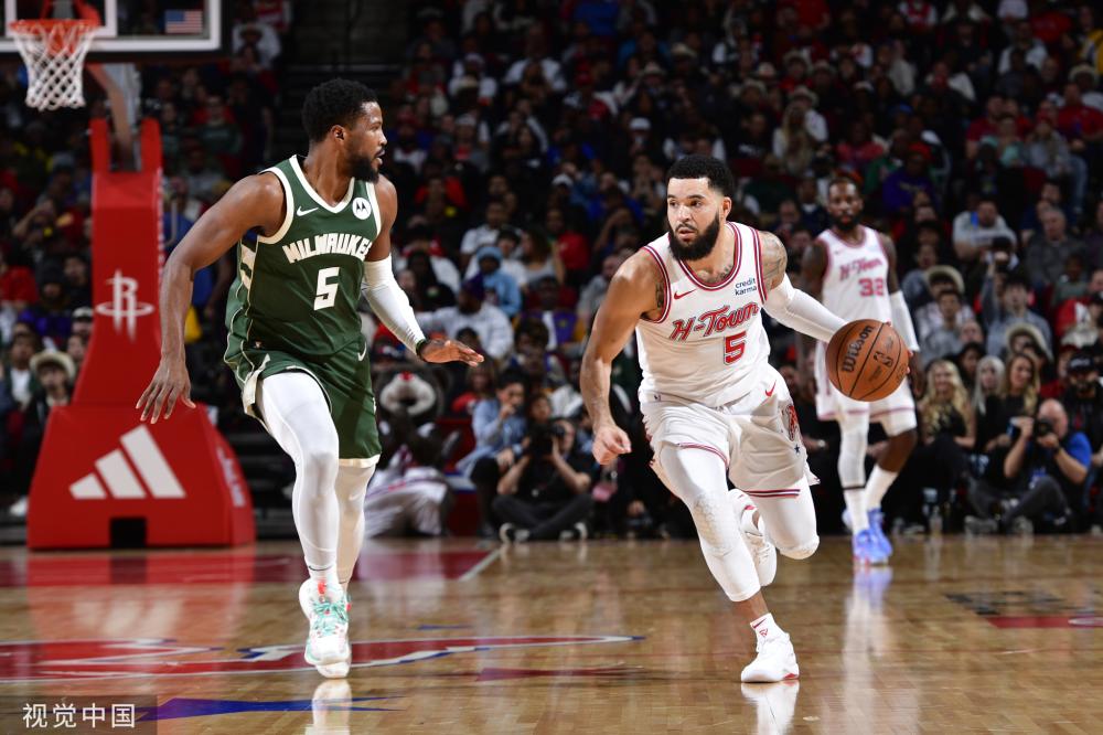 交媒体上拥 交媒体上拥